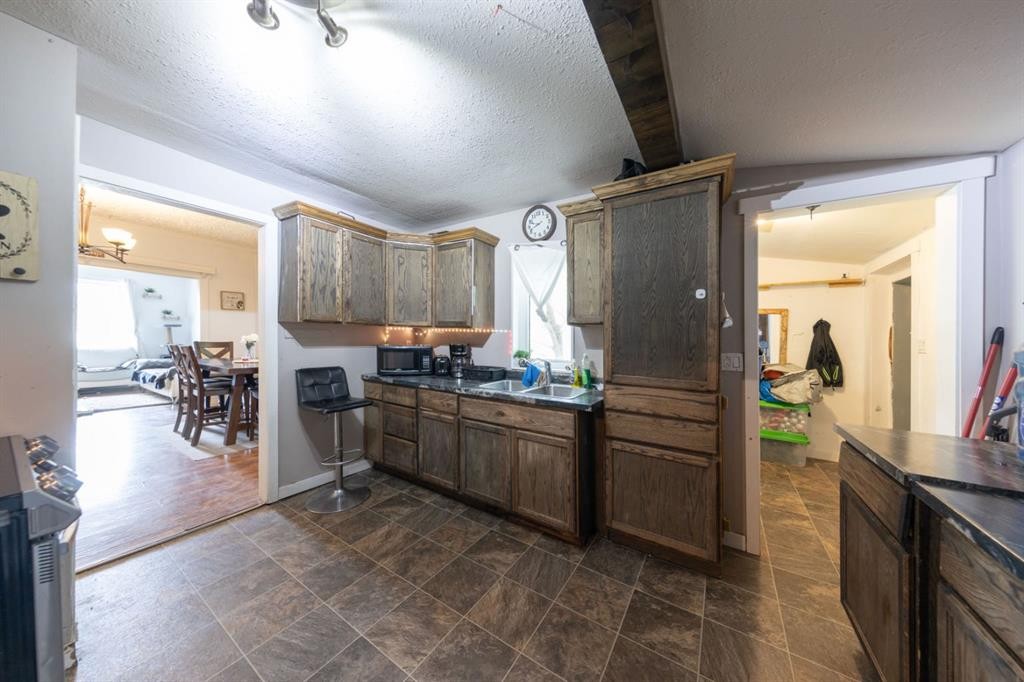 5620 49 Avenue, Lloydminster, SK - Indoor Photo Showing Kitchen