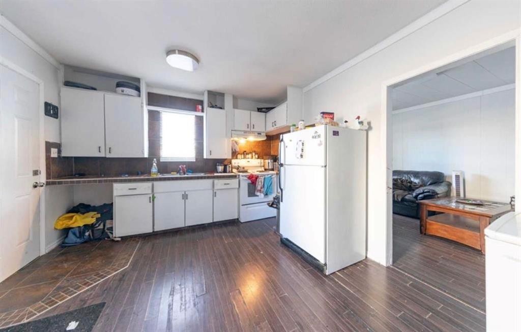 5530 49 Street, Lloydminster, SK - Indoor Photo Showing Kitchen With Double Sink
