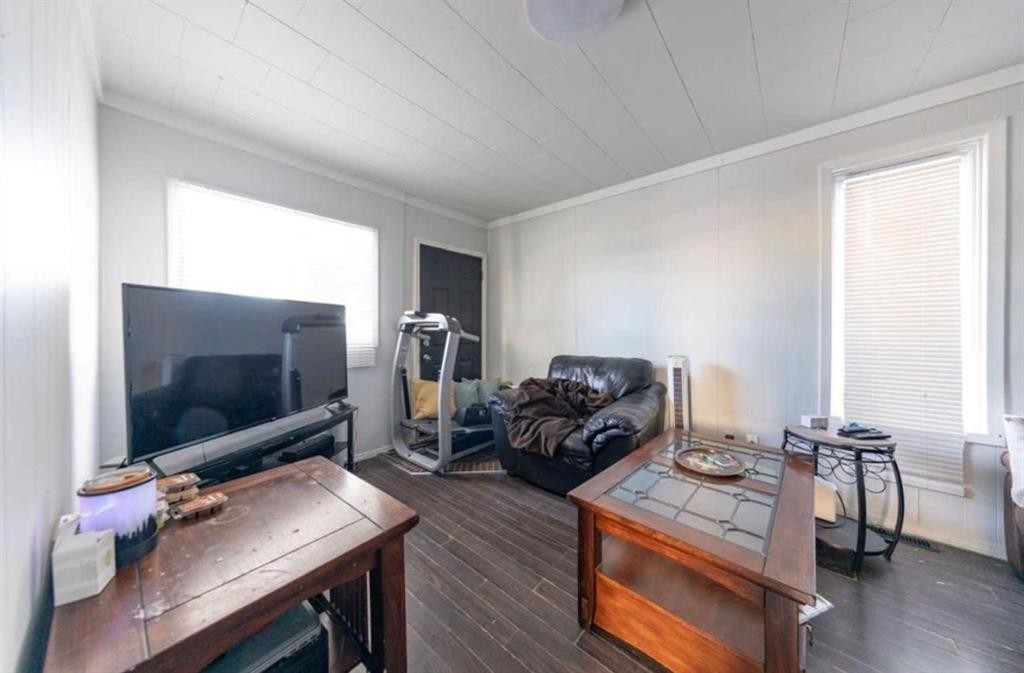 5530 49 Street, Lloydminster, SK - Indoor Photo Showing Living Room