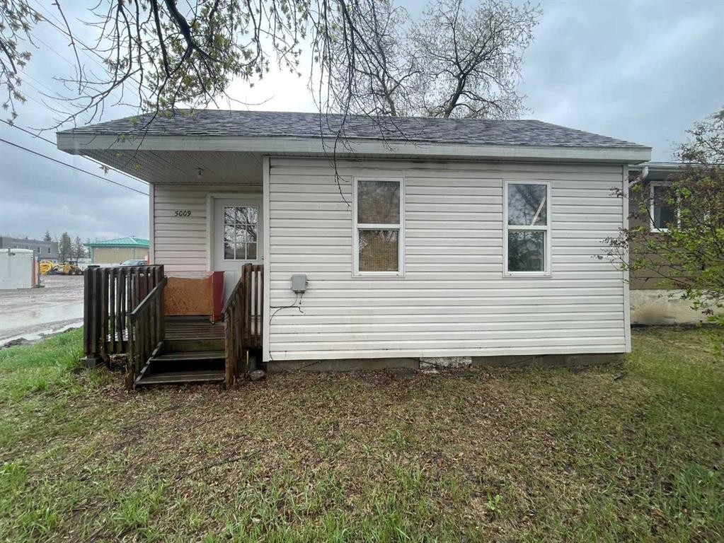 5009 54A Street, Lloydminster, AB - Outdoor