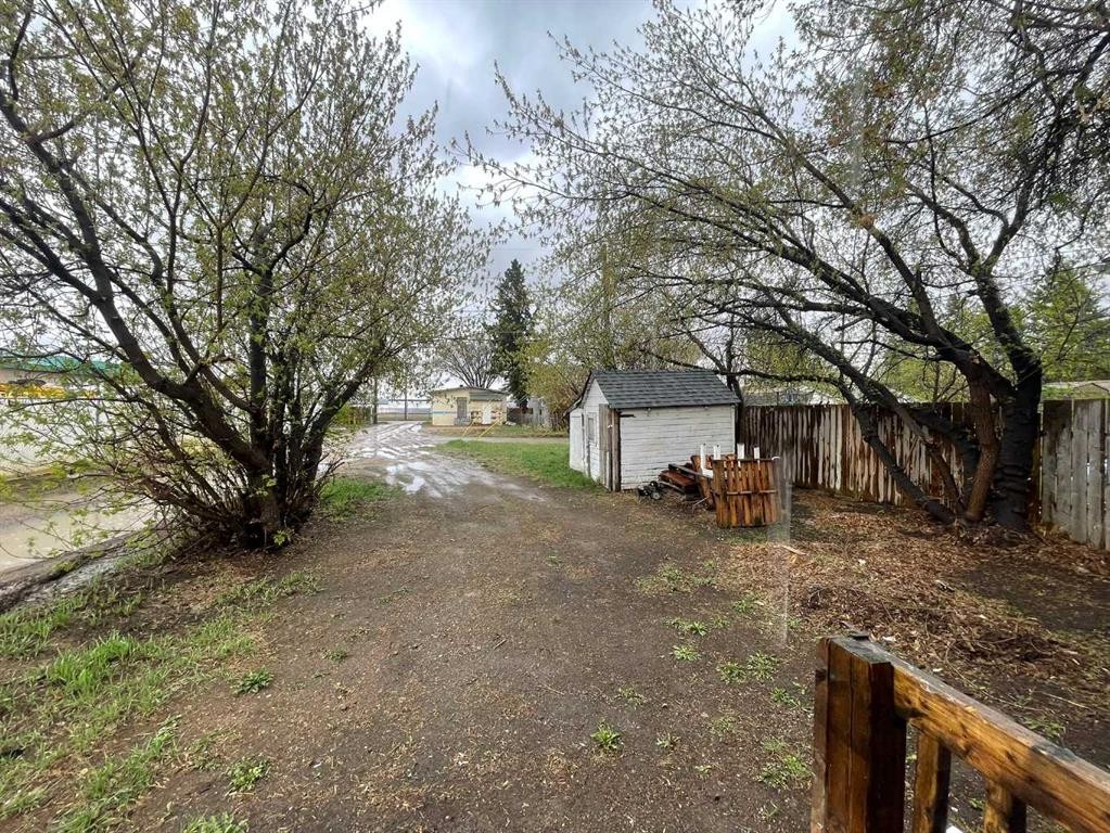 5009 54A Street, Lloydminster, AB - Outdoor