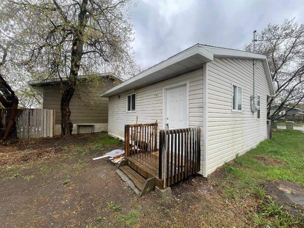 5009 54A Street, Lloydminster, AB - Outdoor