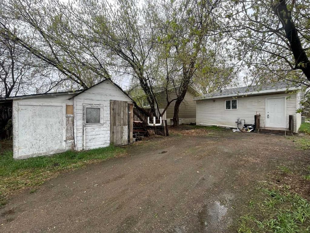 5009 54A Street, Lloydminster, AB - Outdoor