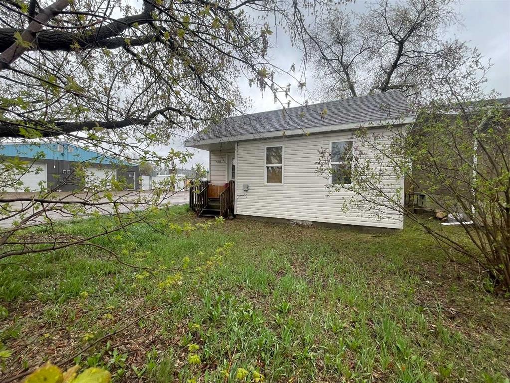 5009 54A Street, Lloydminster, AB - Outdoor