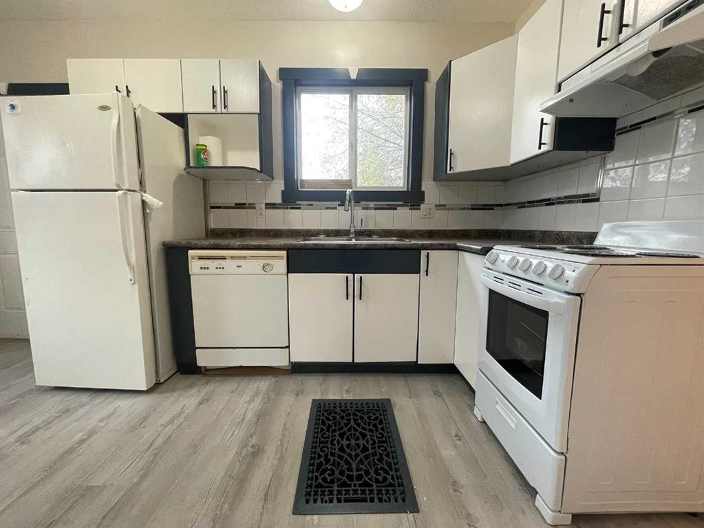 5009 54A Street, Lloydminster, AB - Indoor Photo Showing Kitchen