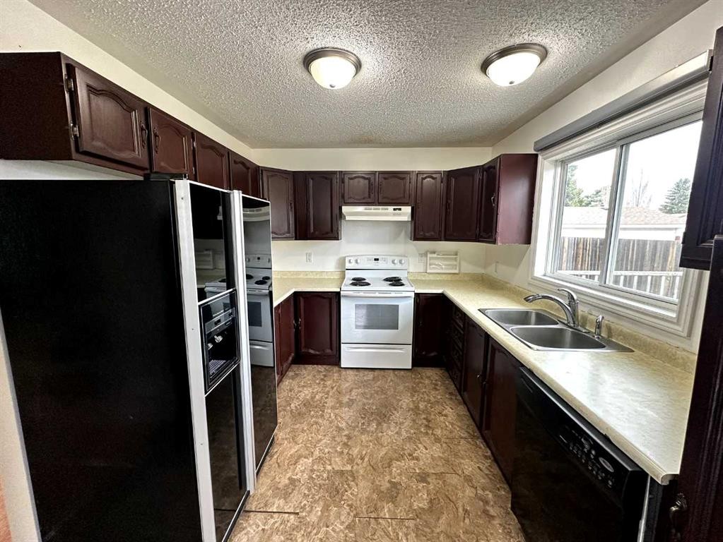 1634 5A Street, Wainwright, AB - Indoor Photo Showing Kitchen With Double Sink