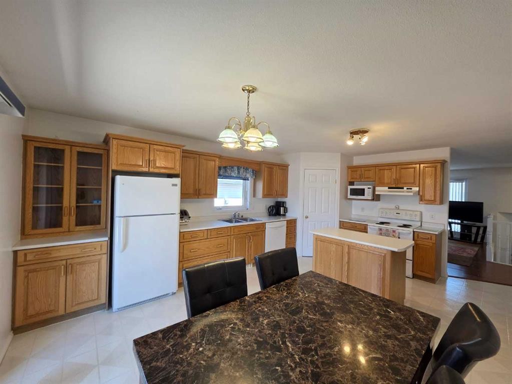 3404 61 Avenue, Lloydminster, AB - Indoor Photo Showing Kitchen With Double Sink