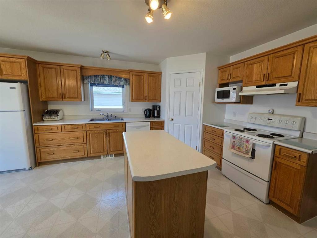 3404 61 Avenue, Lloydminster, AB - Indoor Photo Showing Kitchen With Double Sink