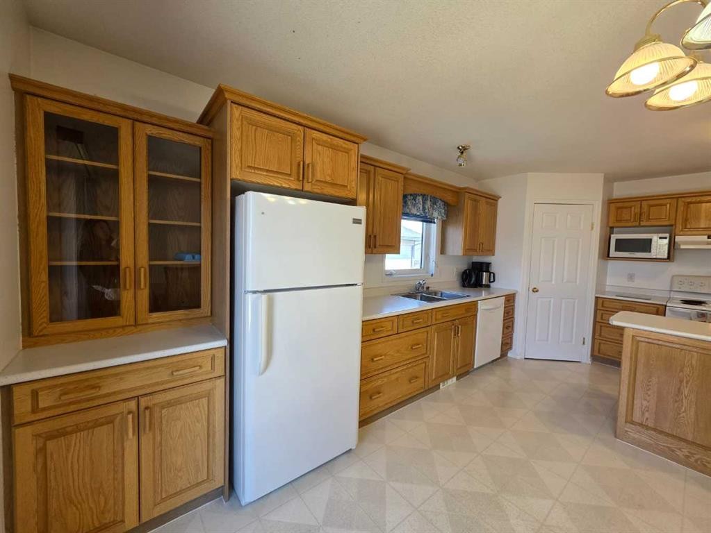 3404 61 Avenue, Lloydminster, AB - Indoor Photo Showing Kitchen With Double Sink