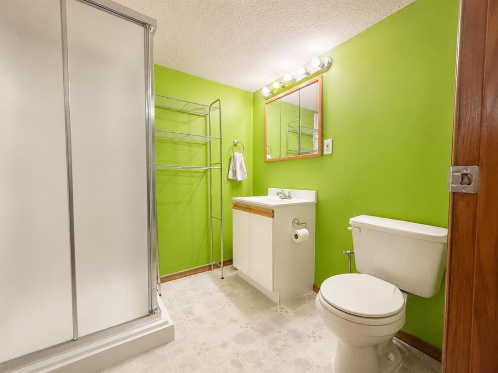 614 6 Avenue, Wainwright, AB - Indoor Photo Showing Bathroom