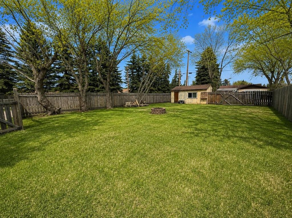 614 6 Avenue, Wainwright, AB - Outdoor With Backyard