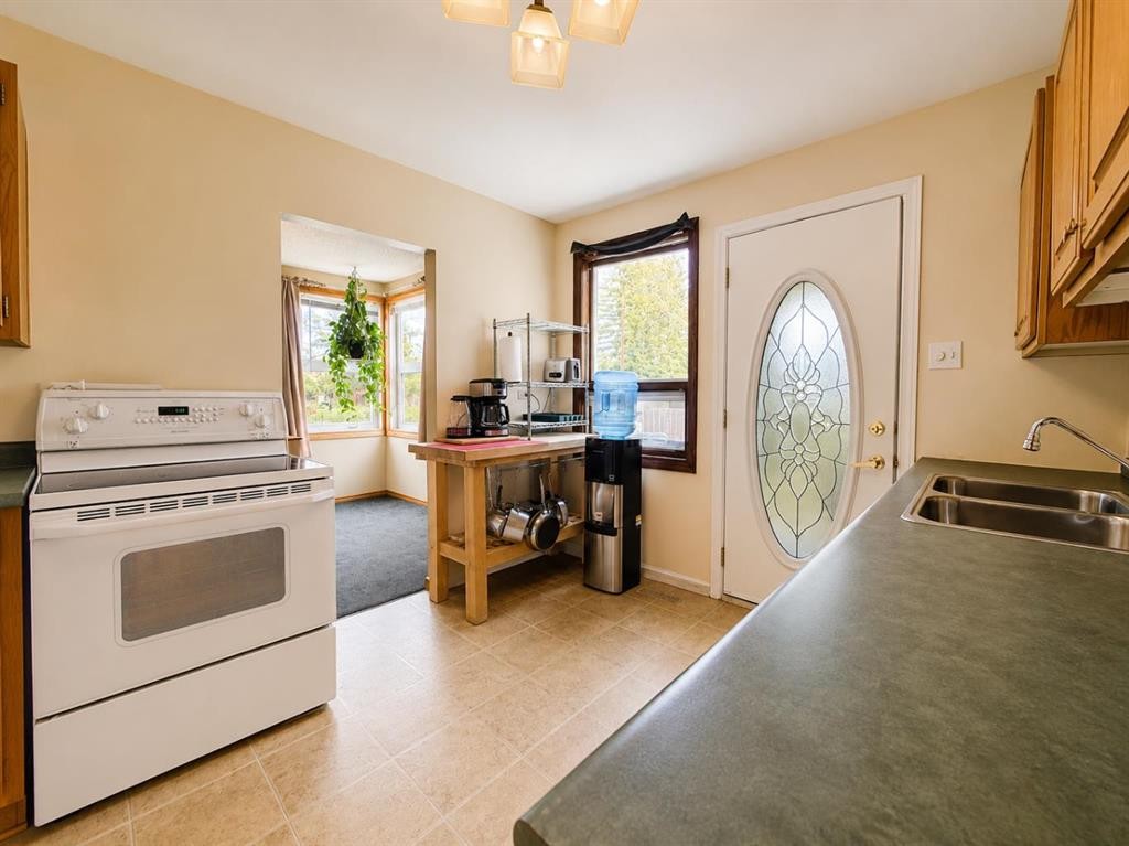 614 6 Avenue, Wainwright, AB - Indoor Photo Showing Kitchen With Double Sink