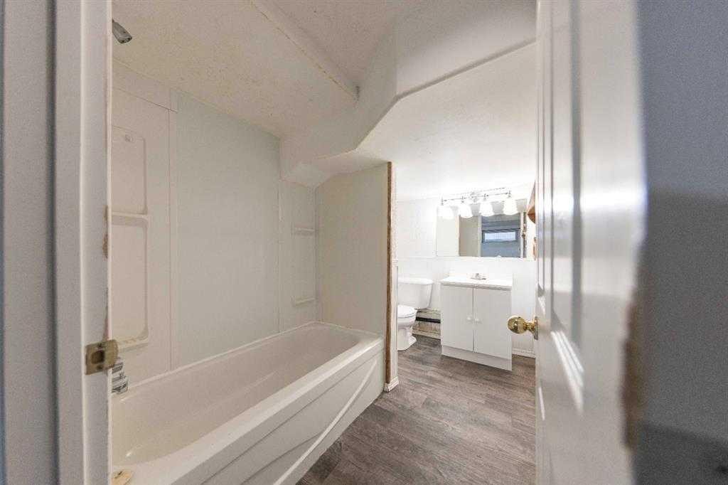 5223 50 Street, Lloydminster, AB - Indoor Photo Showing Bathroom