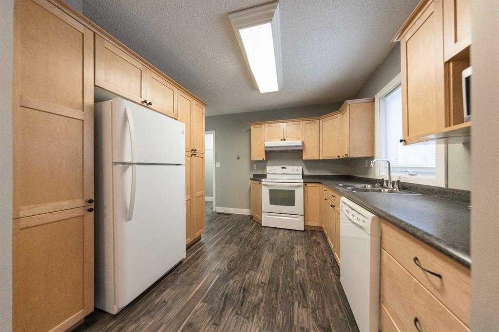 5223 50 Street, Lloydminster, AB - Indoor Photo Showing Kitchen With Double Sink