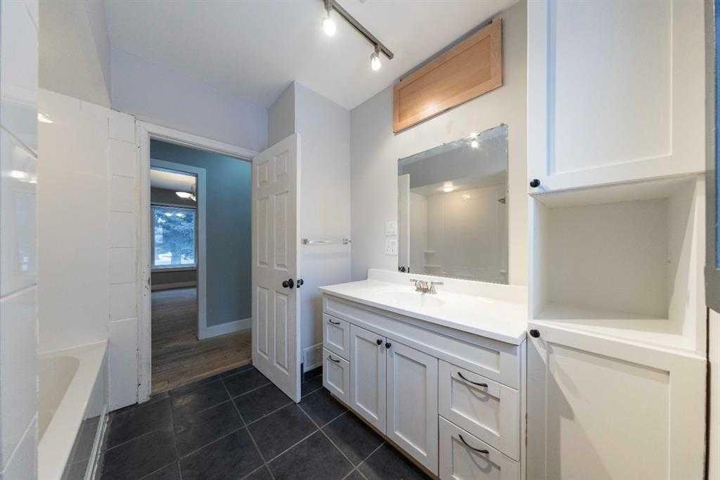 5223 50 Street, Lloydminster, AB - Indoor Photo Showing Bathroom