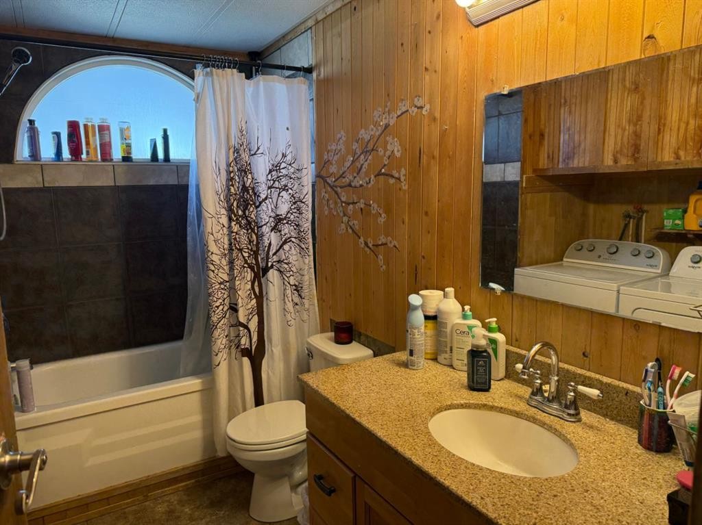 5202 56B Street, Lloydminster, AB - Indoor Photo Showing Bathroom