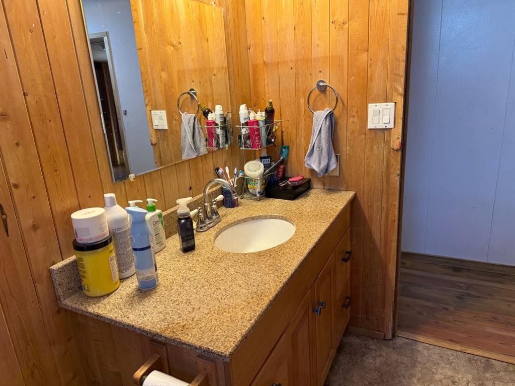 5202 56B Street, Lloydminster, AB - Indoor Photo Showing Bathroom