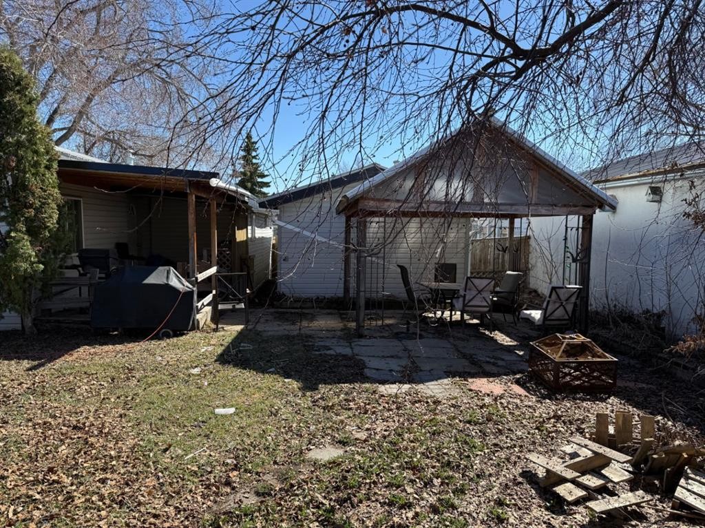 5202 56B Street, Lloydminster, AB - Outdoor