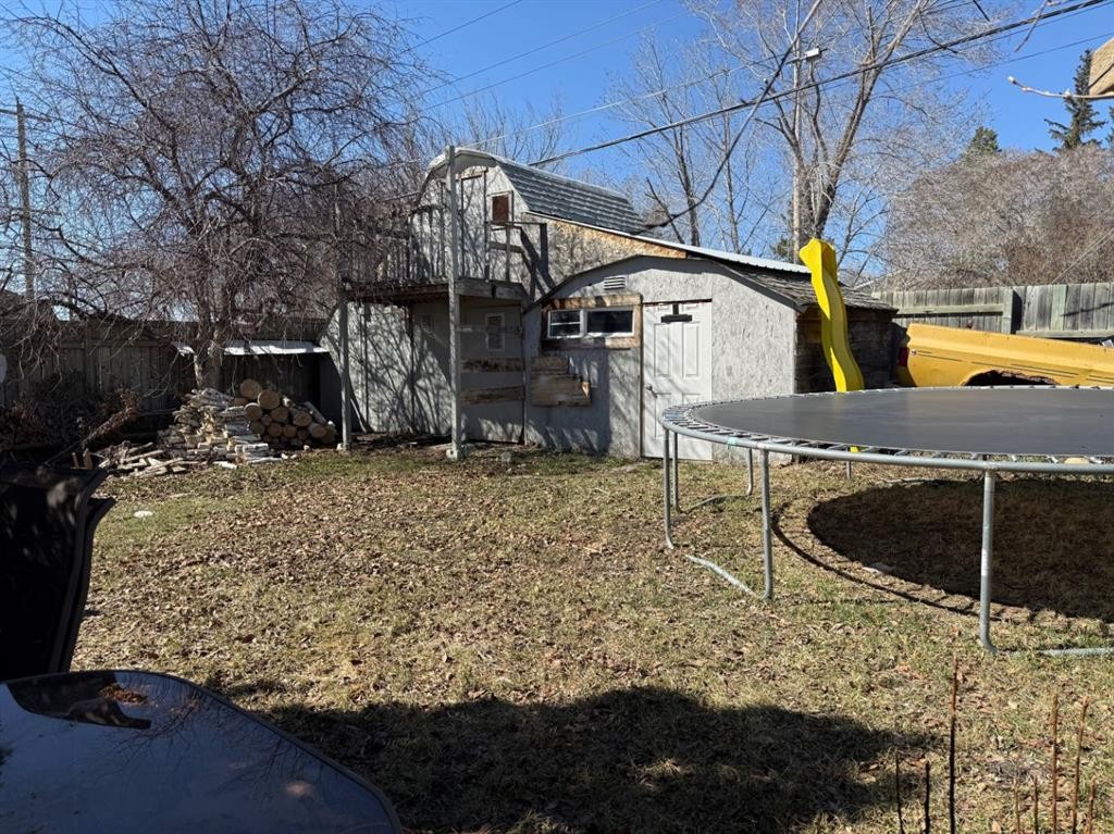 5202 56B Street, Lloydminster, AB - Outdoor
