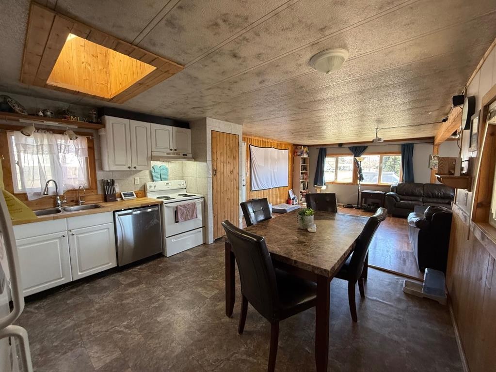5202 56B Street, Lloydminster, AB - Indoor