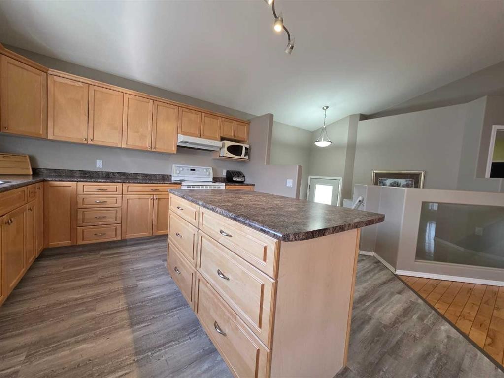 4105 67Th Avenue, Lloydminster, AB - Indoor Photo Showing Kitchen