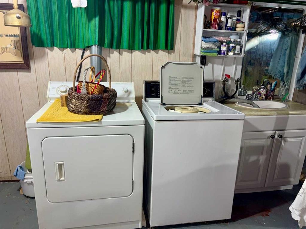 4811 52 Street, Innisfree, AB - Indoor Photo Showing Laundry Room
