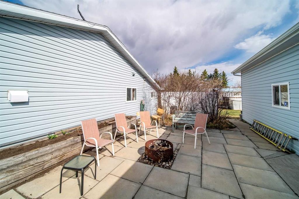 4608 51 Avenue, Czar, AB - Outdoor With Deck Patio Veranda