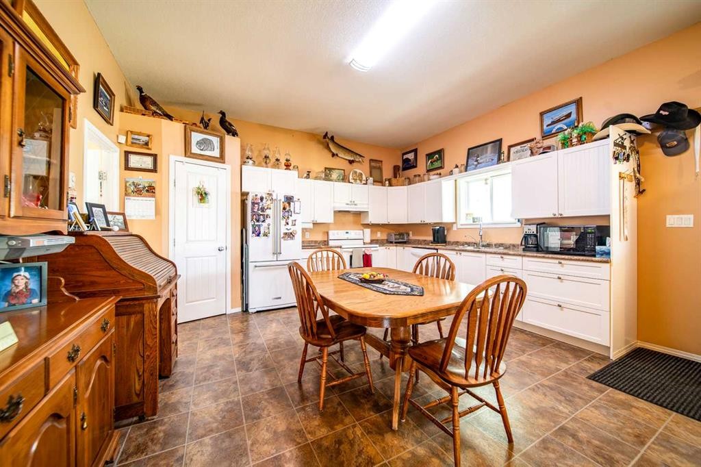 4608 51 Avenue, Czar, AB - Indoor Photo Showing Dining Room