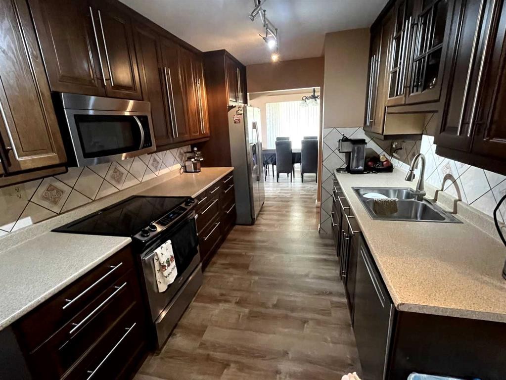 49425 Hwy 870, Innisfree, AB - Indoor Photo Showing Kitchen With Double Sink