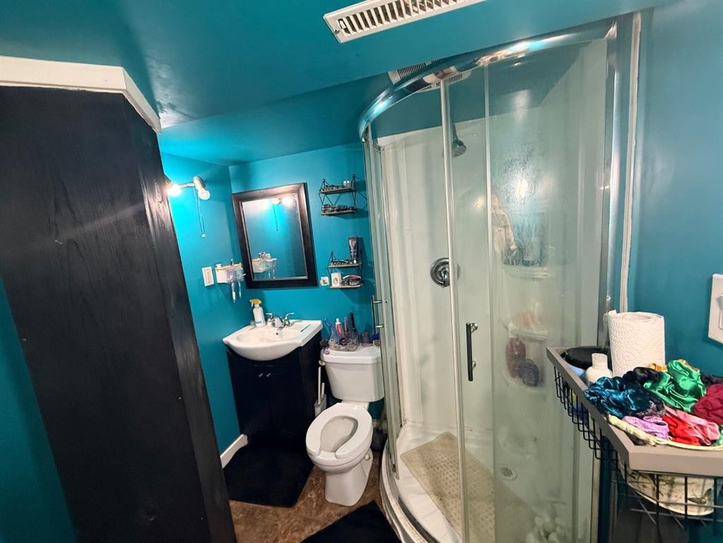 5115 56A Street, Lloydminster, AB - Indoor Photo Showing Bathroom