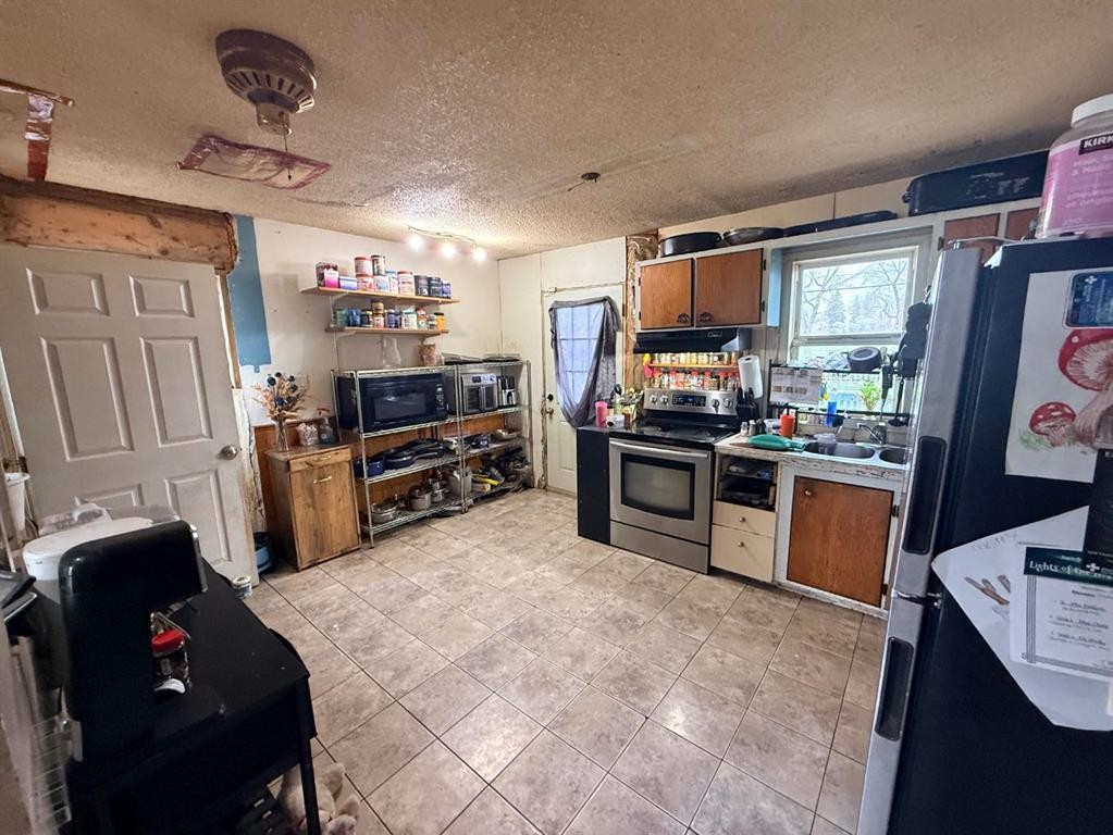 5115 56A Street, Lloydminster, AB - Indoor Photo Showing Kitchen