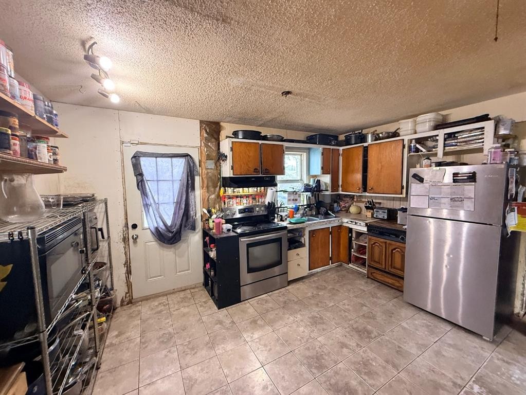 5115 56A Street, Lloydminster, AB - Indoor Photo Showing Kitchen