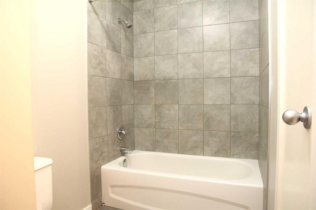 5224 23 Street, Lloydminster, AB - Indoor Photo Showing Bathroom