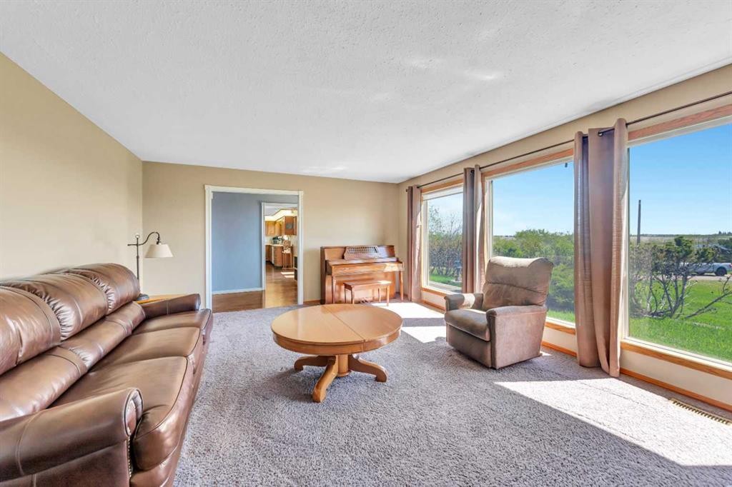 Rr 20 493063, Rural, AB - Indoor Photo Showing Living Room