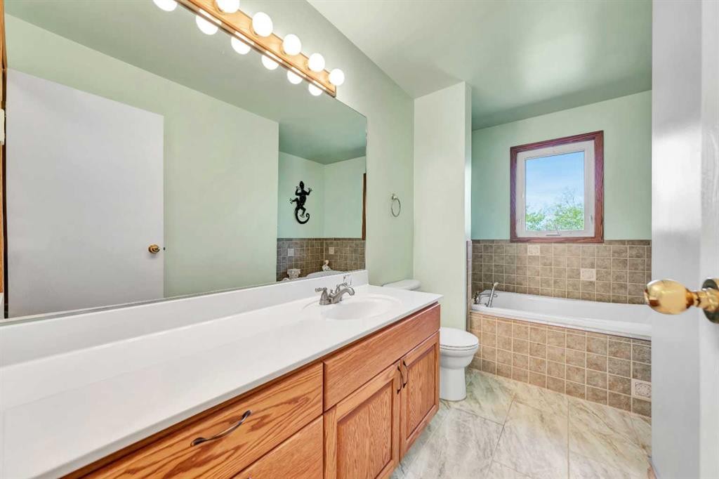Rr 20 493063, Rural, AB - Indoor Photo Showing Bathroom