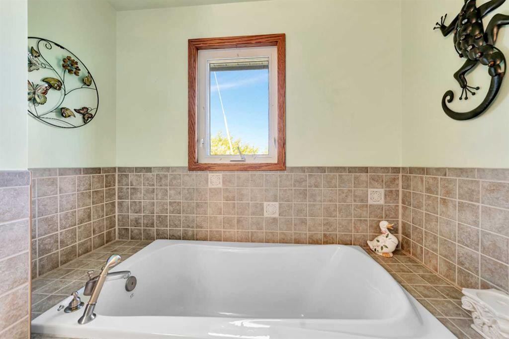 Rr 20 493063, Rural, AB - Indoor Photo Showing Bathroom