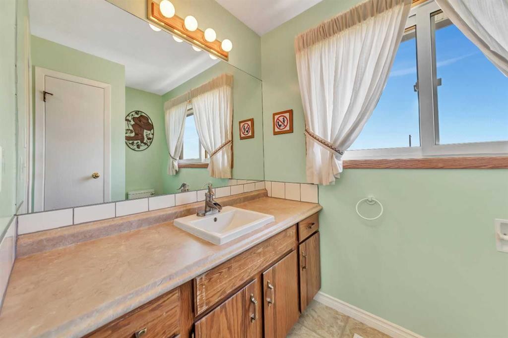 Rr 20 493063, Rural, AB - Indoor Photo Showing Bathroom