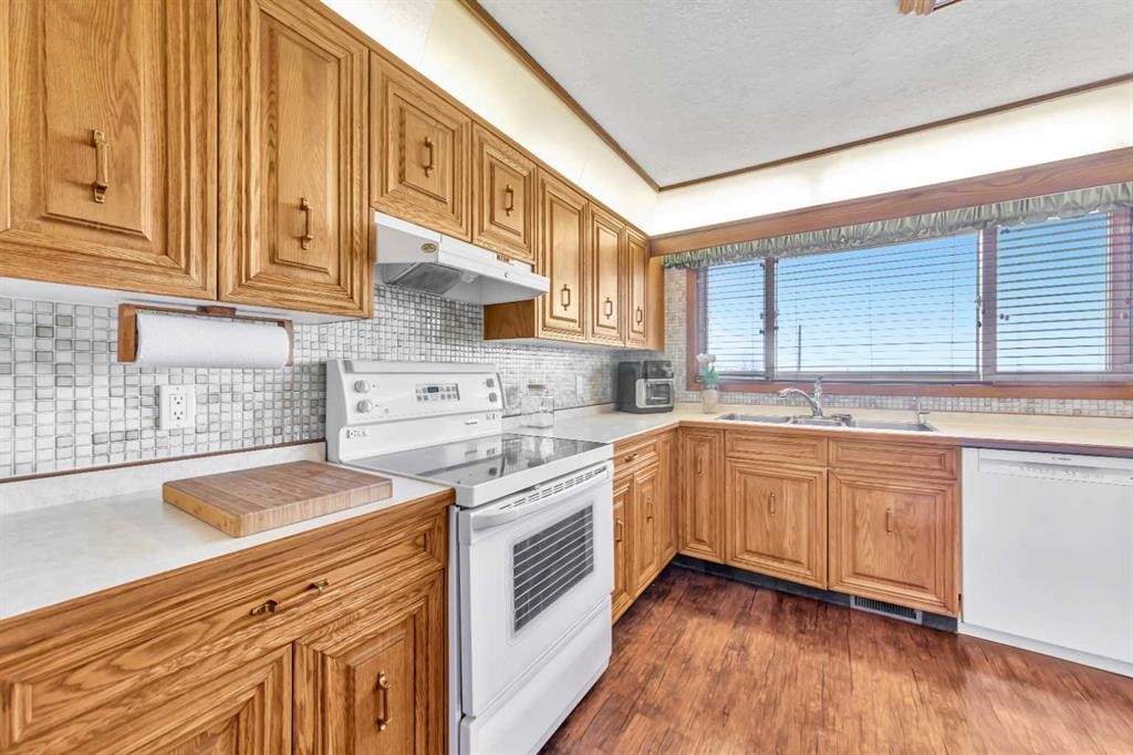 Rr 20 493063, Rural, AB - Indoor Photo Showing Kitchen With Double Sink