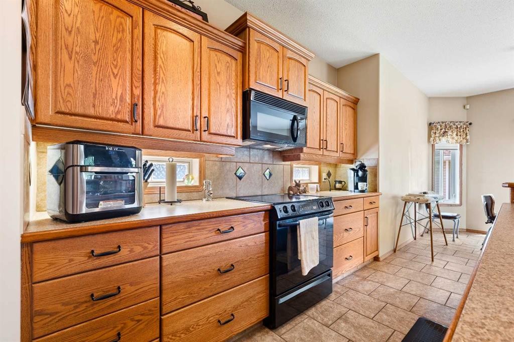 2204 59A Avenue Close, Lloydminster, AB - Indoor Photo Showing Kitchen