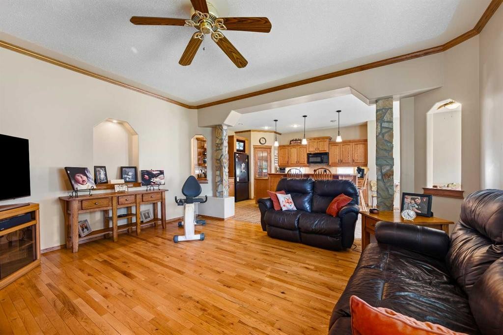 2204 59A Avenue Close, Lloydminster, AB - Indoor Photo Showing Living Room