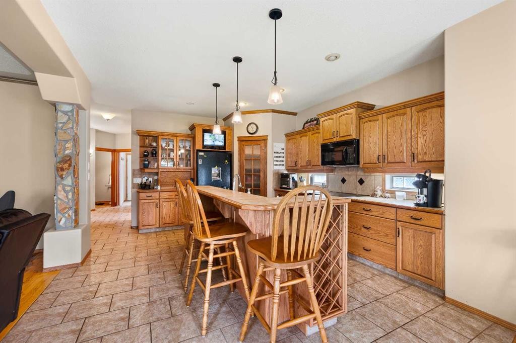 2204 59A Avenue Close, Lloydminster, AB - Indoor Photo Showing Kitchen