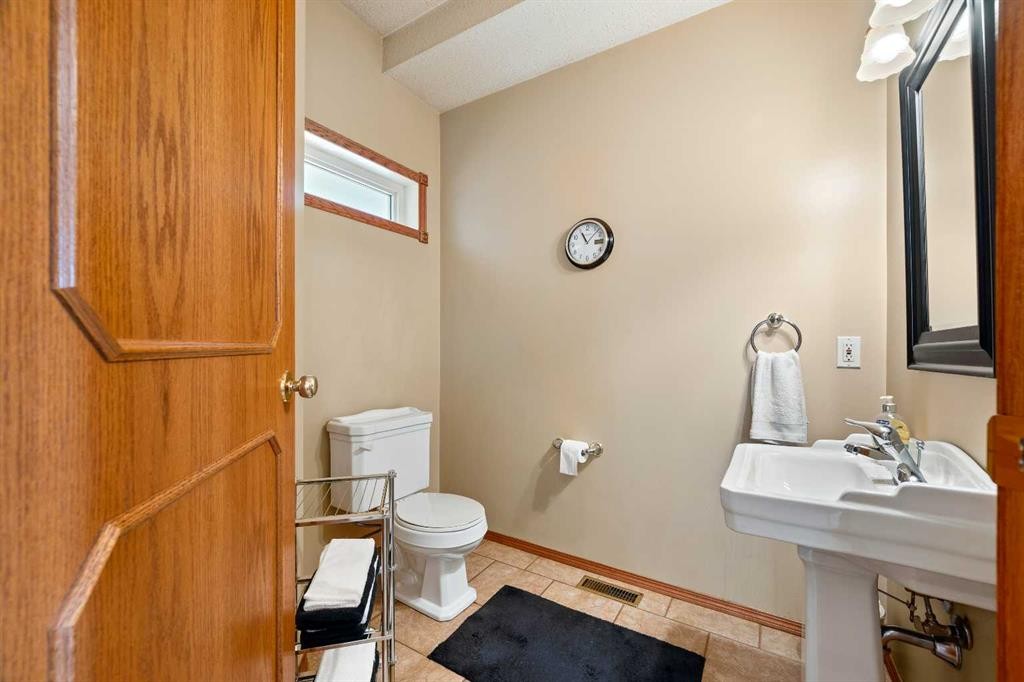 2204 59A Avenue Close, Lloydminster, AB - Indoor Photo Showing Bathroom