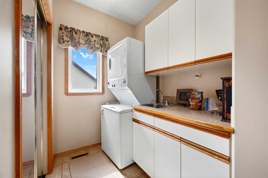 2204 59A Avenue Close, Lloydminster, AB - Indoor Photo Showing Laundry Room