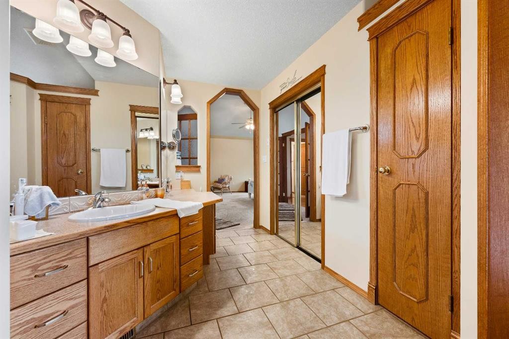 2204 59A Avenue Close, Lloydminster, AB - Indoor Photo Showing Bathroom