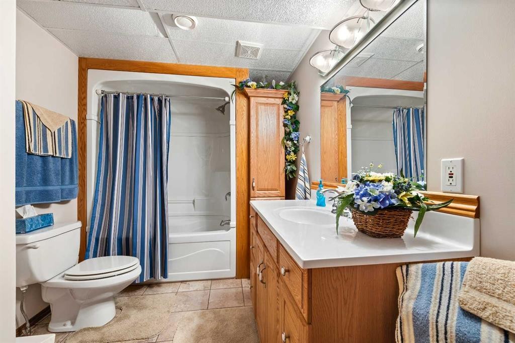2204 59A Avenue Close, Lloydminster, AB - Indoor Photo Showing Bathroom