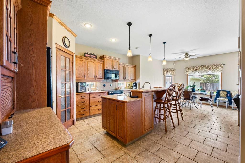 2204 59A Avenue Close, Lloydminster, AB - Indoor Photo Showing Kitchen