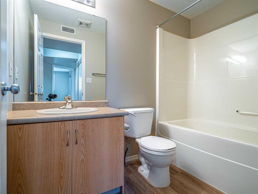 1-1901 52 Avenue, Lloydminster, AB - Indoor Photo Showing Bathroom