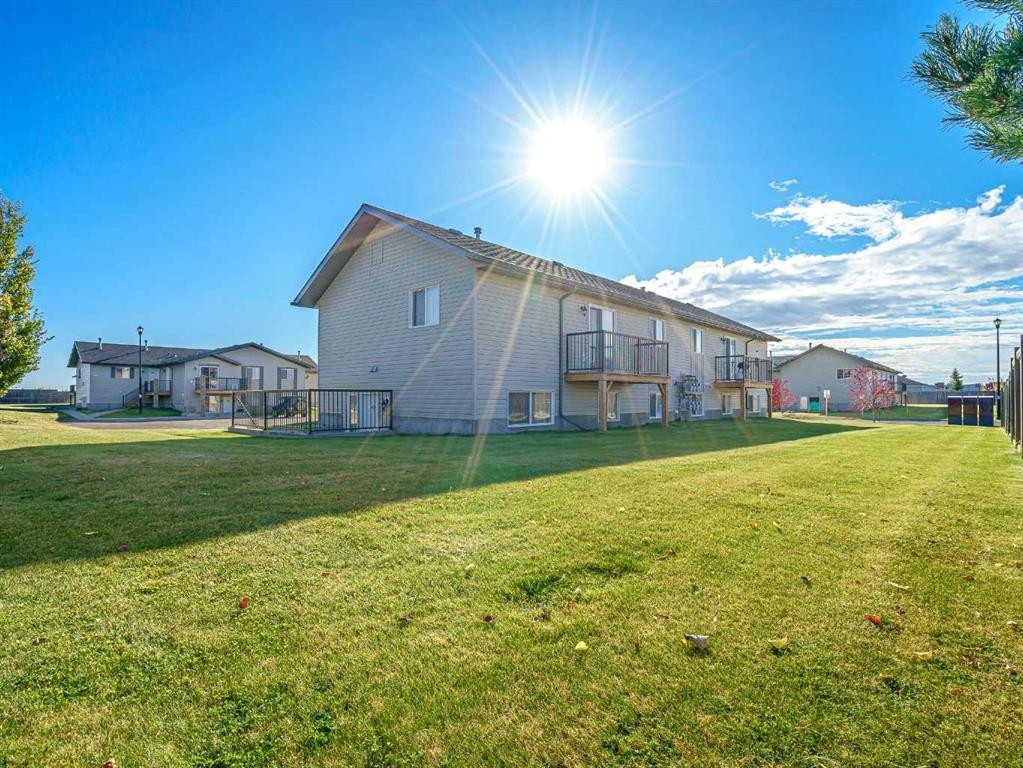 1-1901 52 Avenue, Lloydminster, AB - Outdoor