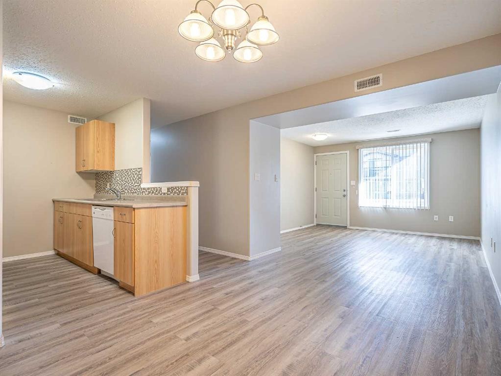 1-1901 52 Avenue, Lloydminster, AB - Indoor Photo Showing Kitchen