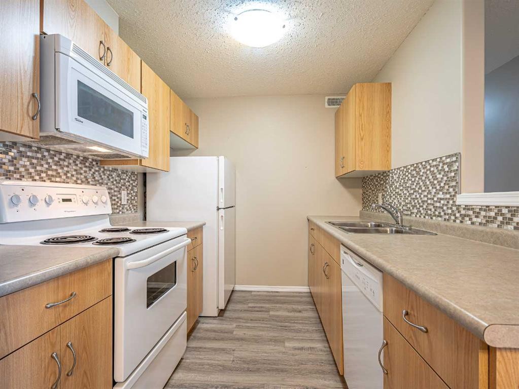 1-1901 52 Avenue, Lloydminster, AB - Indoor Photo Showing Kitchen With Double Sink